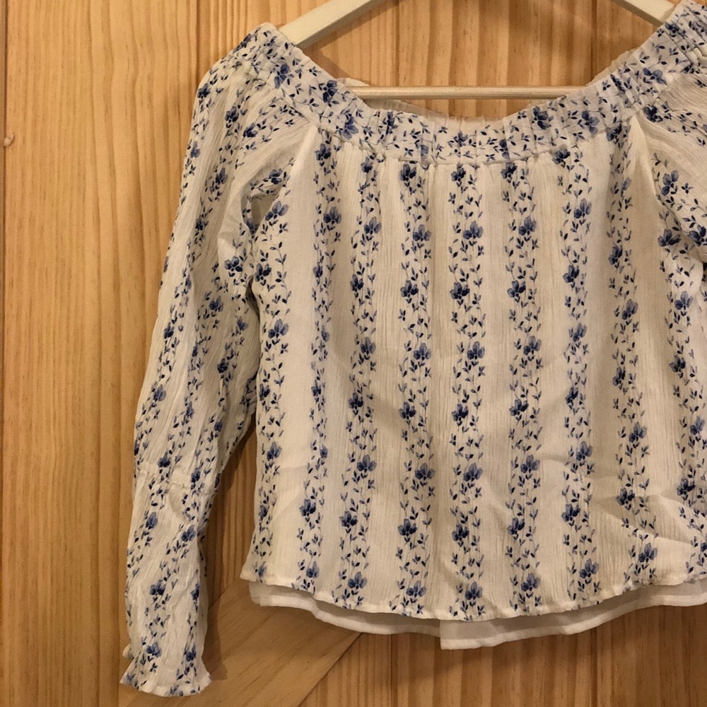 Club Monaco off the shoulder blouse. Blue flower prints. Size XS